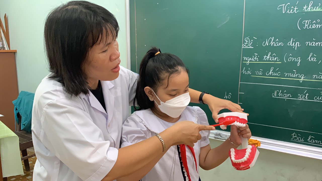 Khám răng cho học sinh trường tiểu học Xương Huân 2